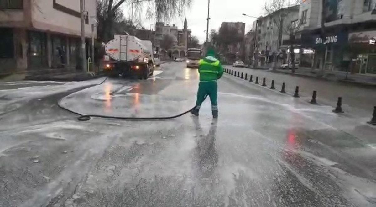 Adıyaman&rsquo;da cadde ve sokaklar k&ouml;p&uuml;kl&uuml; suyla yıkanıyor