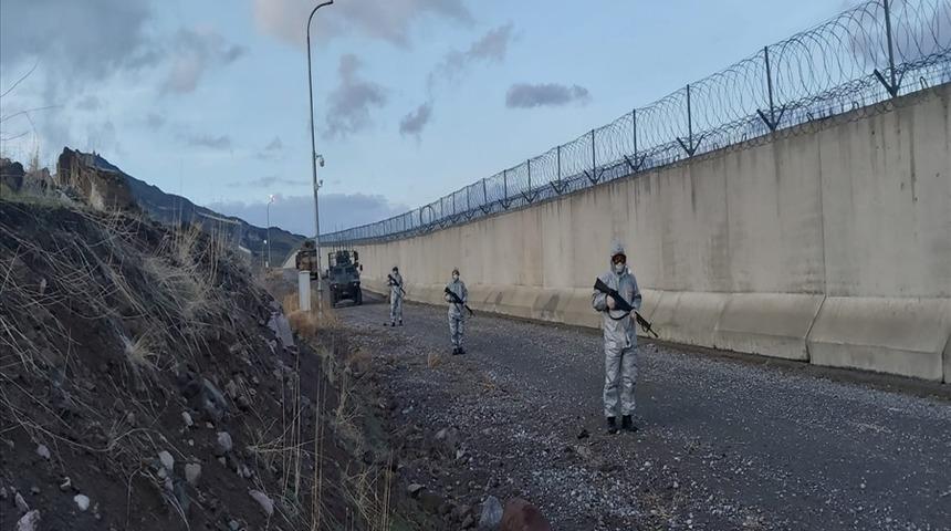 Hudut birliklerindeki personele koruyucu elbise, eldiven ve maske