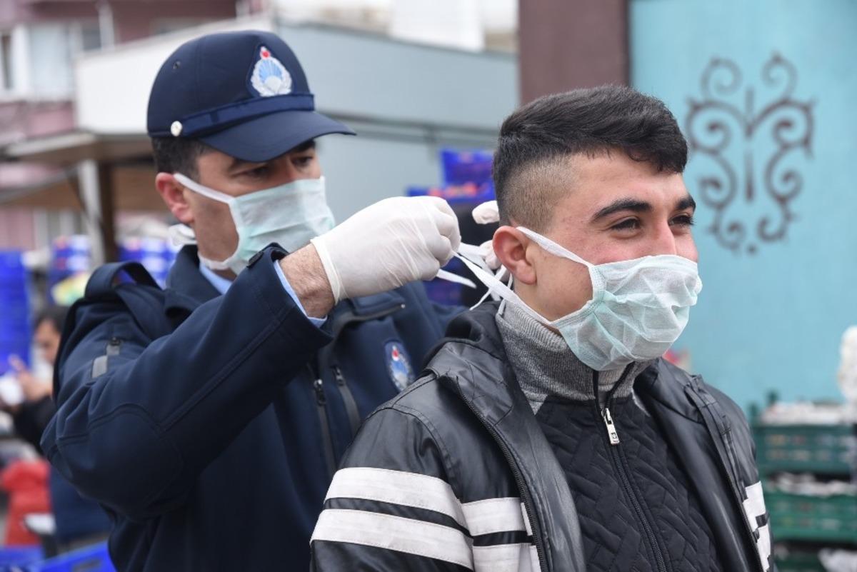 Dursunbey&rsquo;de pazarcıcılara maske ve eldiven dağıtıldı