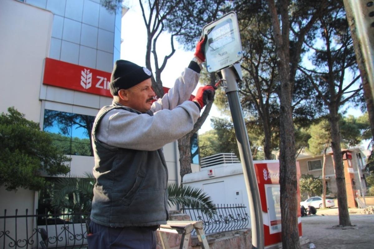 Burhaniye&rsquo;de H&uuml;rriyet Caddesi ışıl ışıl oldu