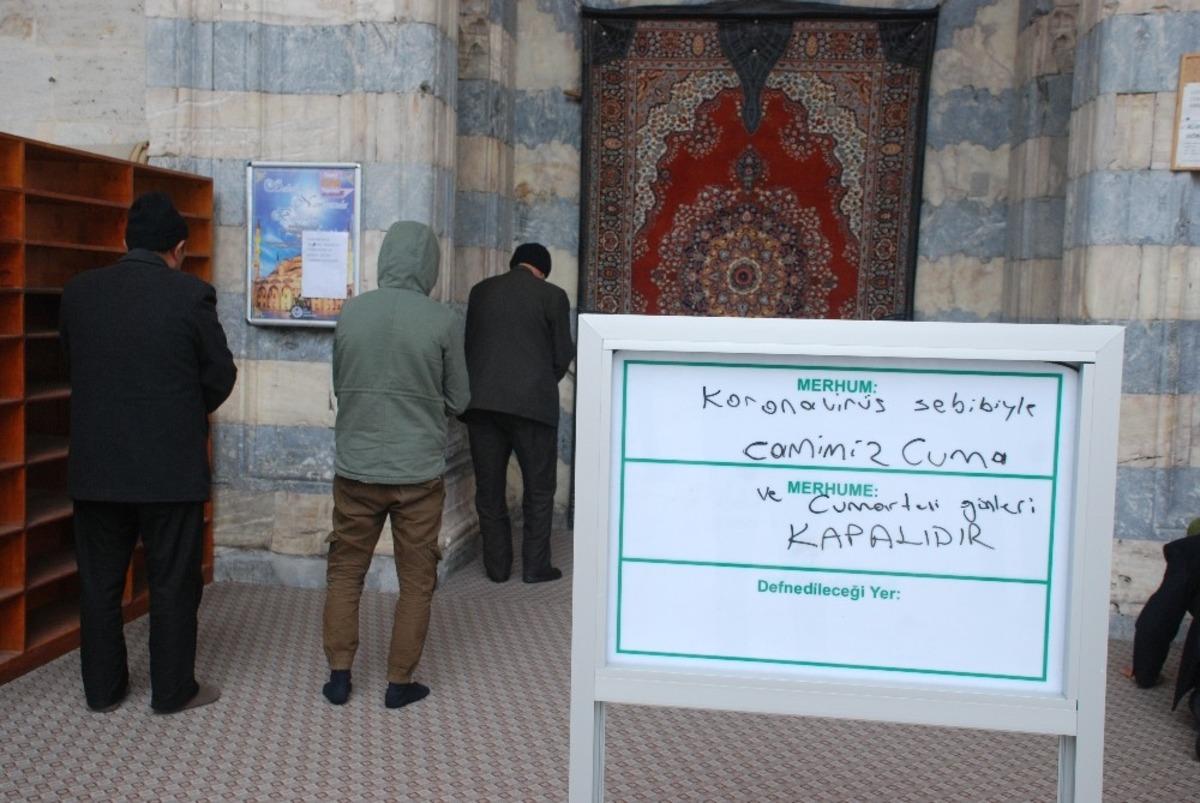 Tokat&rsquo;ta &ouml;ğle namazı m&uuml;nferit olarak kılındı