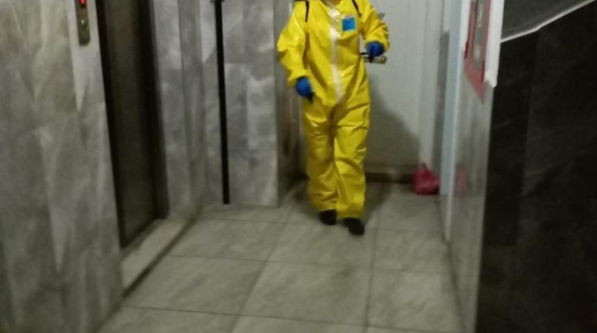 Diyarbakır&rsquo;da site sakinleri binalarını dezenfekte ediyor