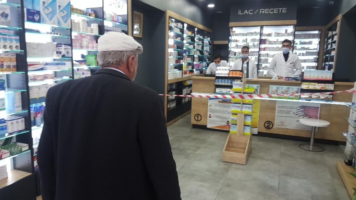 Tatvan&rsquo;daki eczaneden &ldquo;bir metre kuralı&rdquo; i&ccedil;in şeritli &ouml;nlem