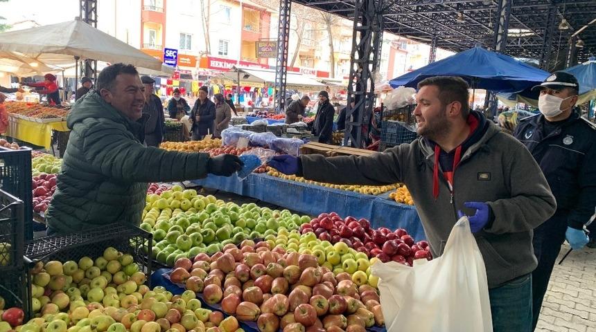 Isparta&rsquo;da semt pazarında pazarcı esnafına eldiven dağıtıldı