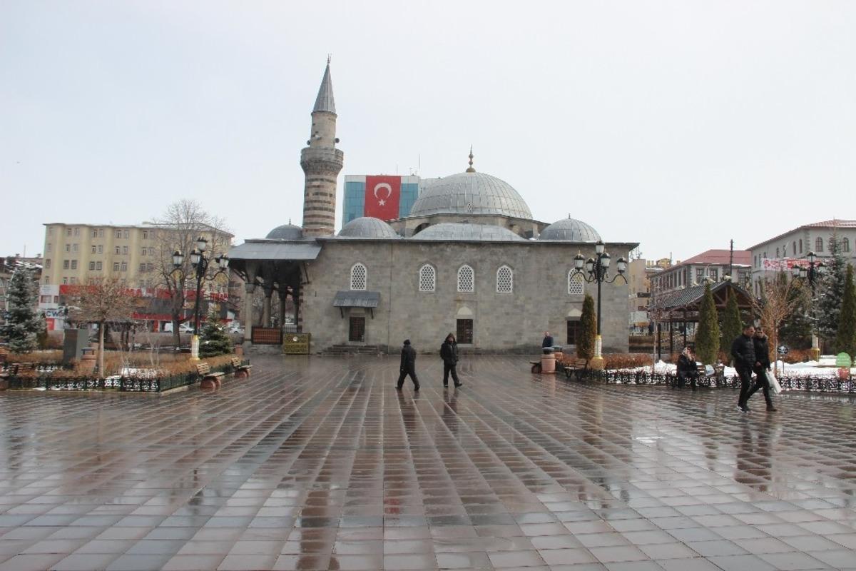 Cuma namazı i&ccedil;in camilere gelen yaşlılar kapılarda bekledi
