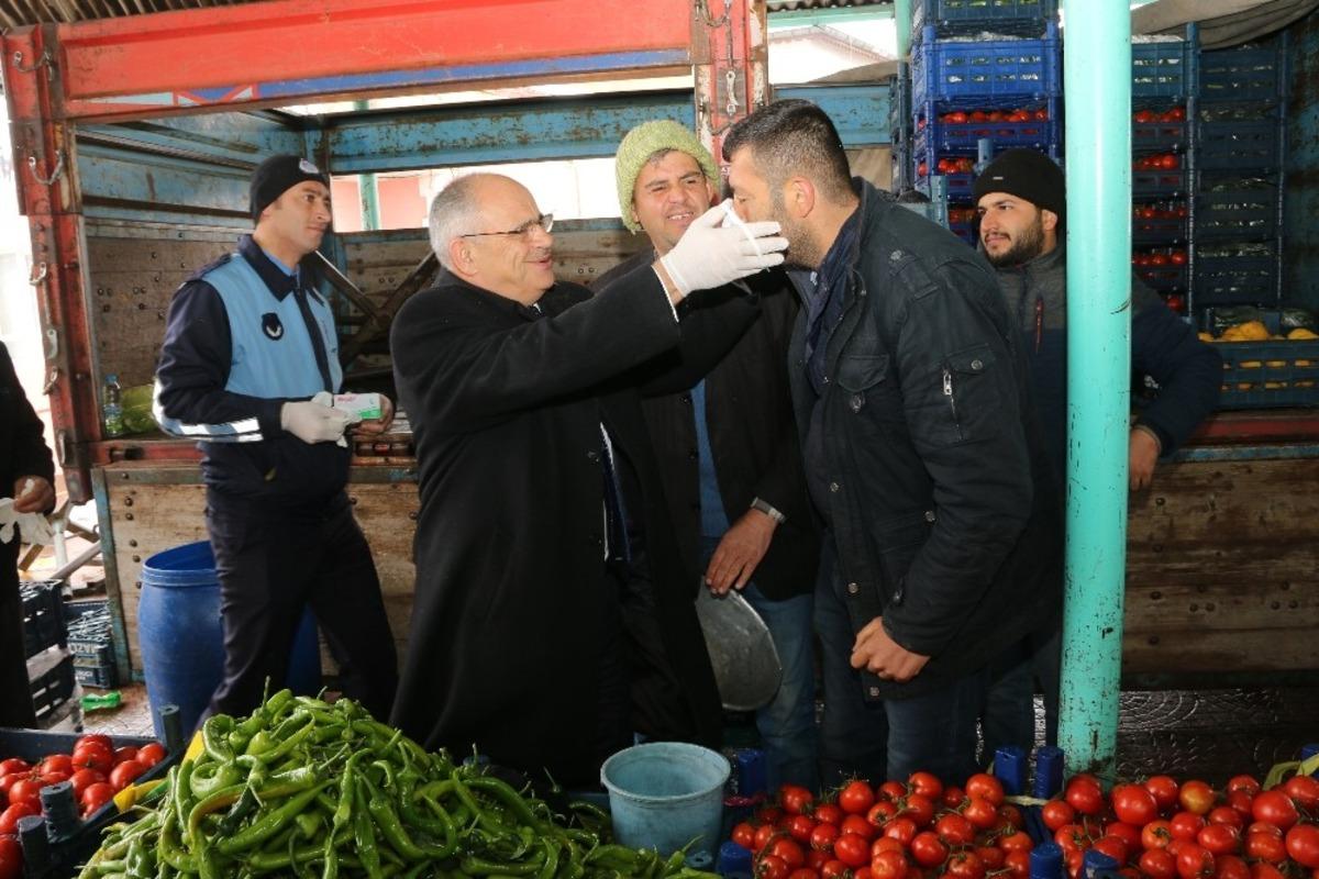 Başkan &Ouml;zt&uuml;rk pazarcı esnafına maske dağıttı