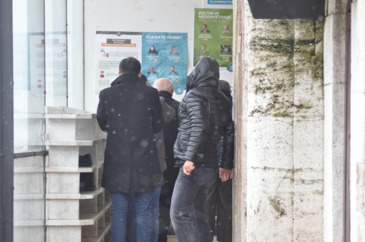 Bolu&rsquo;da, camiye giremeyen vatandaşlar kapıda namaz kıldı