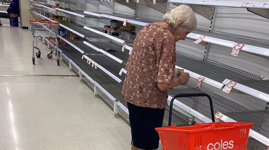 A&ccedil; ve yalnız! Yaşlı kadının boş raflara baktığı an y&uuml;rek burktu