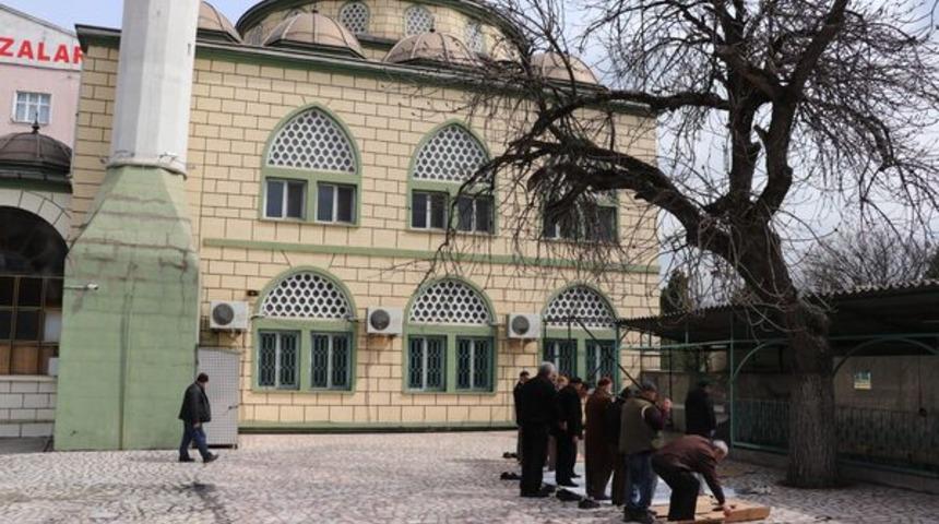Koronavirüs uyarılarını dikkate almadılar, cami avlusunda namaz kıldılar 