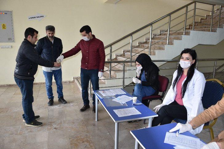 Vali Erin’den üniversiteye hazırlanan öğrencilere kitap desteği G1