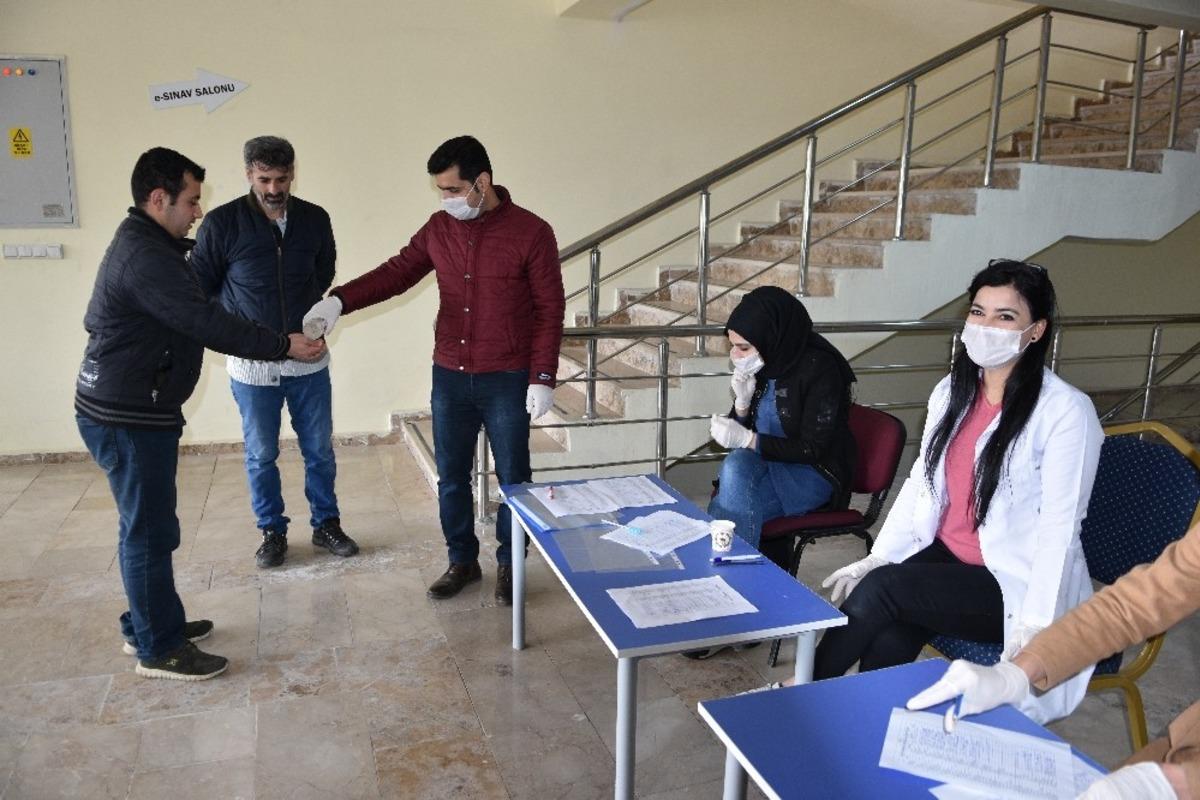 Vali Erin&rsquo;den &uuml;niversiteye hazırlanan &ouml;ğrencilere kitap desteği