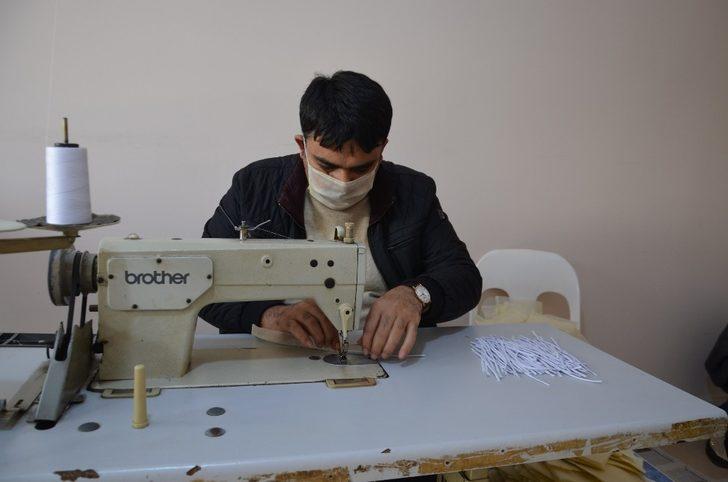 Kırıkhan’da günde 2 bin maske üretiliyor G2
