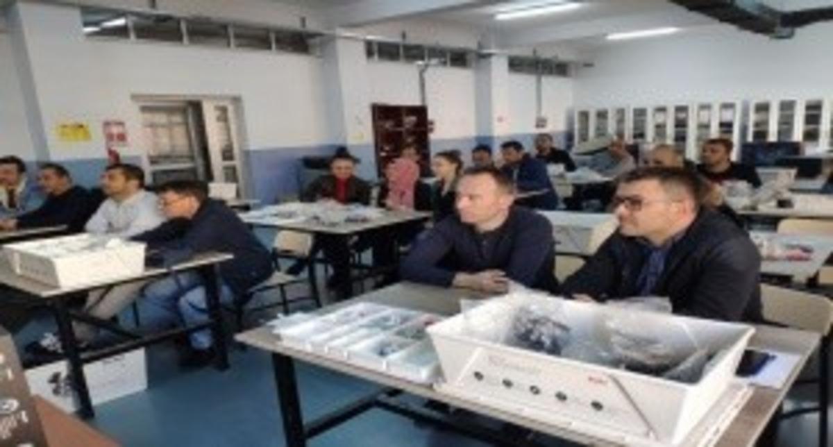 &Ouml;ğretmenlere kodlama eğitimi verildi