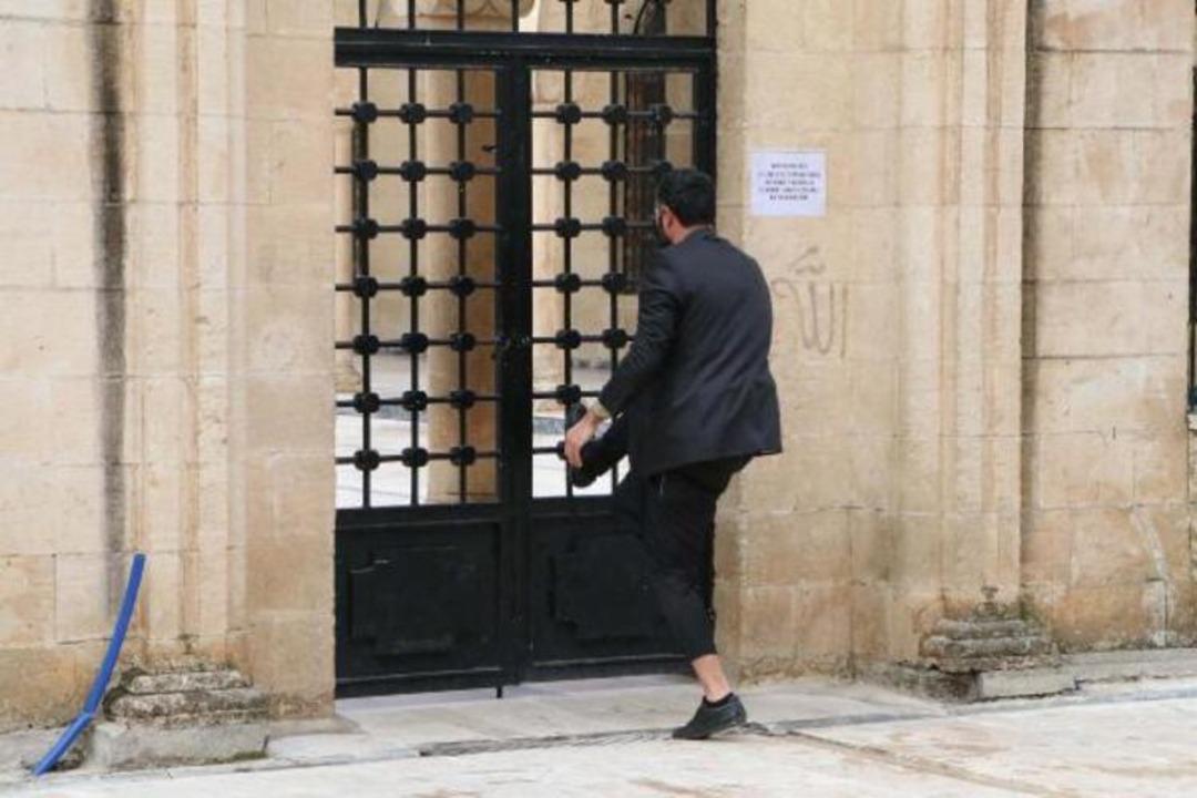 Cami kapısını zorladılar! Koronavir&uuml;s uyarılarına rağmen...