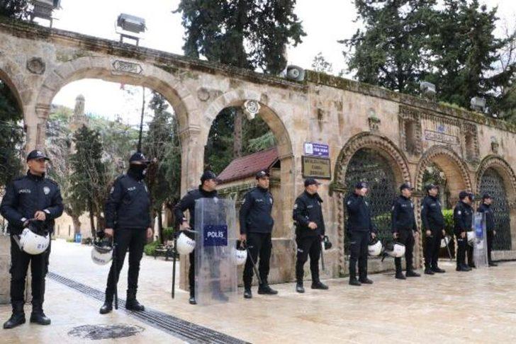 Cami kapısını zorladılar! Koronavirüs uyarılarına rağmen... G5