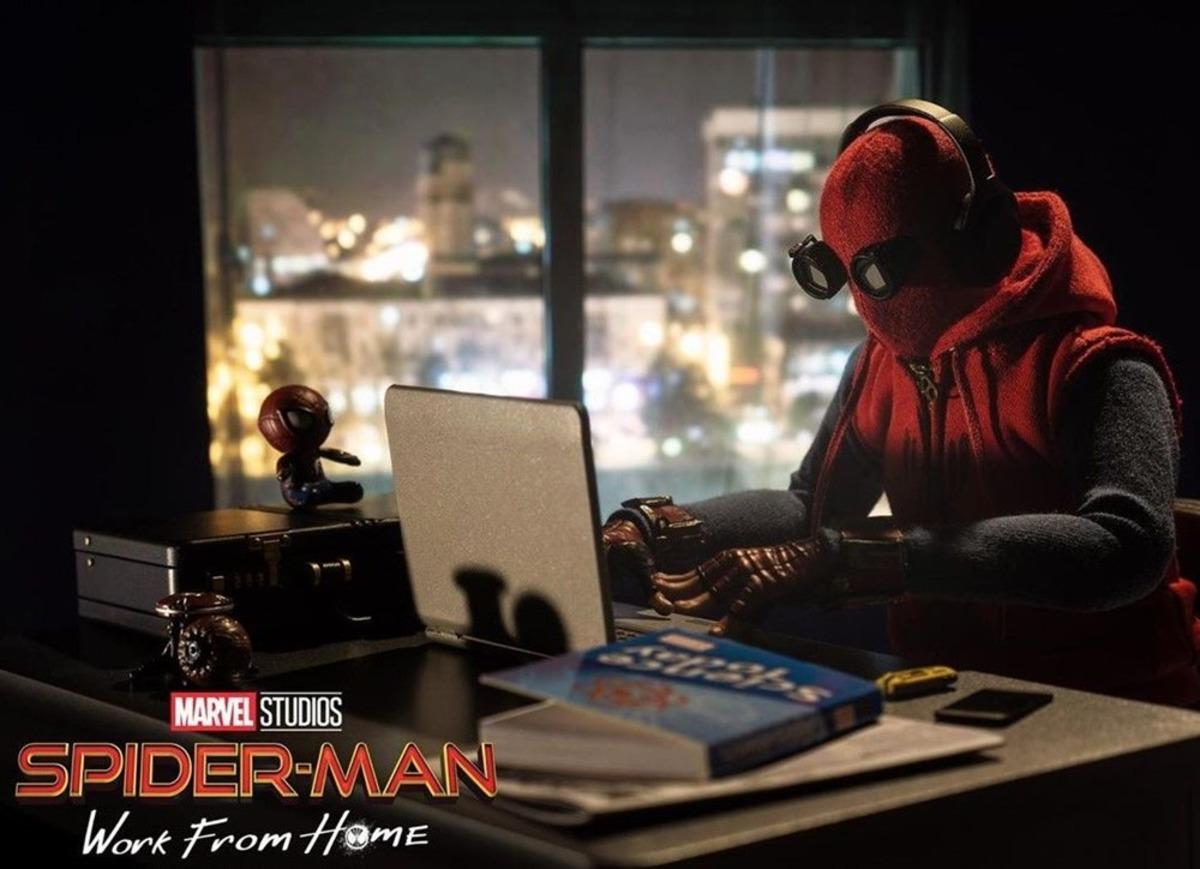 '&Ouml;r&uuml;mcek Adam da evden &ccedil;alışıyor'