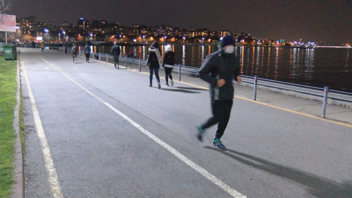 'Evde kal' &ccedil;ağrılarına uymayıp, Caddebostan sahiline koştular