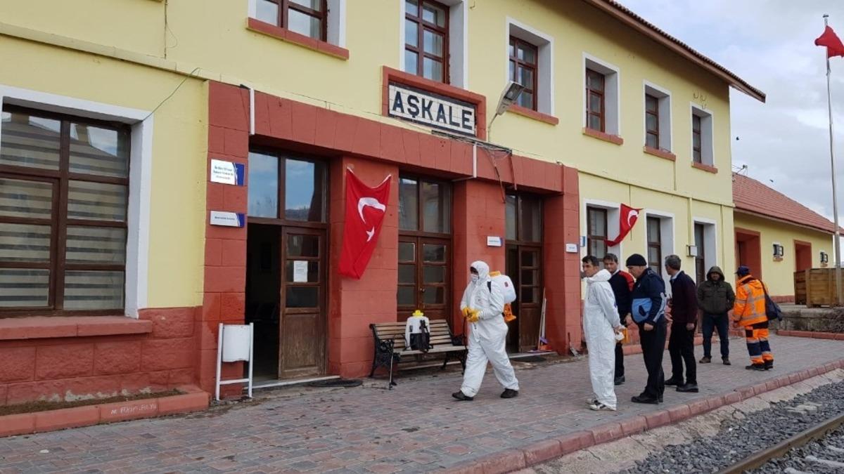Aşkale&rsquo;de istasyon binasında dezenfekte &ccedil;alışmaları yapıldı