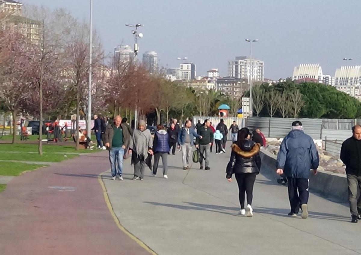 İstanbullular koronavir&uuml;se aldırış etmedi! Sahile akın ettiler