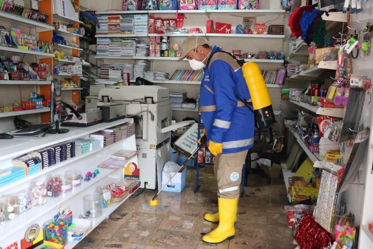 Muhtar iş yerlerini tek tek gezerek dezenfekte etti