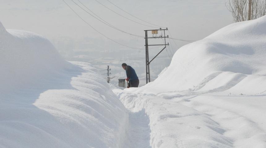 Hakkari&rsquo;de 12 yerleşim yolu ulaşıma kapandı