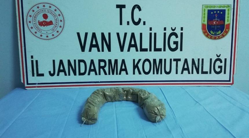 Başkale&rsquo;de bir şahsın beline sarılı vaziyette 1.5 kilo eroin ele ge&ccedil;irildi