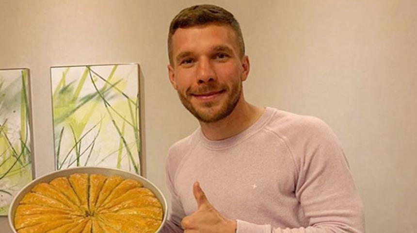 Podolski'den Gaziantep baklavasıyla 'evde kal' çağrısı