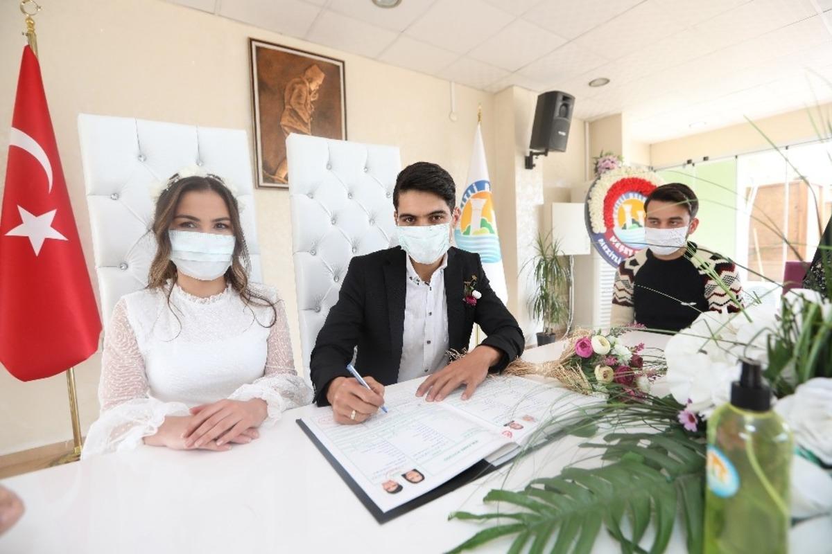 Mersin&rsquo;de maskeli nikah