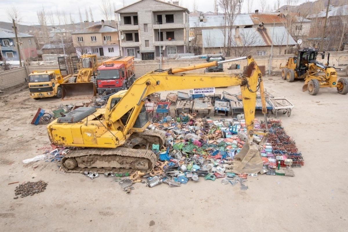 Hileli ve bozuk teraziler  iş makinasıyla imha edildi