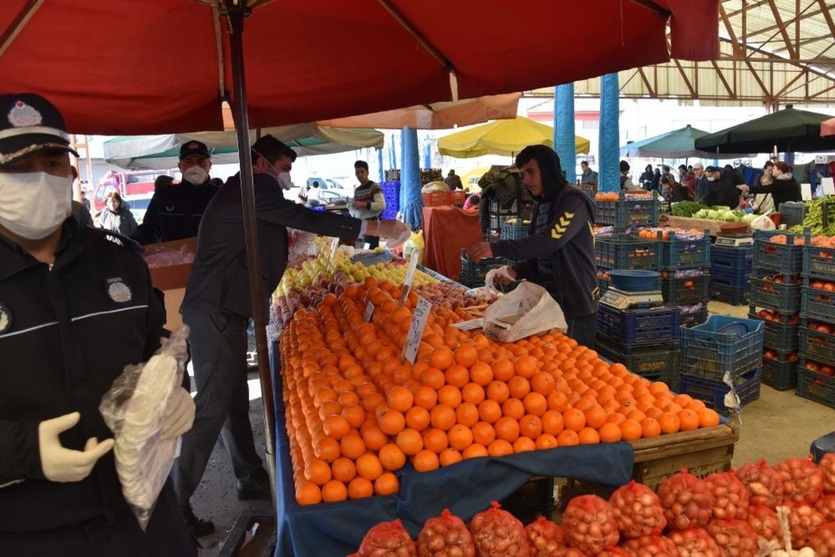 Yunusemre&rsquo;den pazarcı esnafına maske ve eldiven