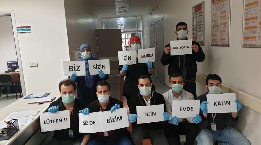 Sağlık &ccedil;alışanlarından T&uuml;rk&ccedil;e ile Arap&ccedil;a "evde kalın" &ccedil;ağrısı