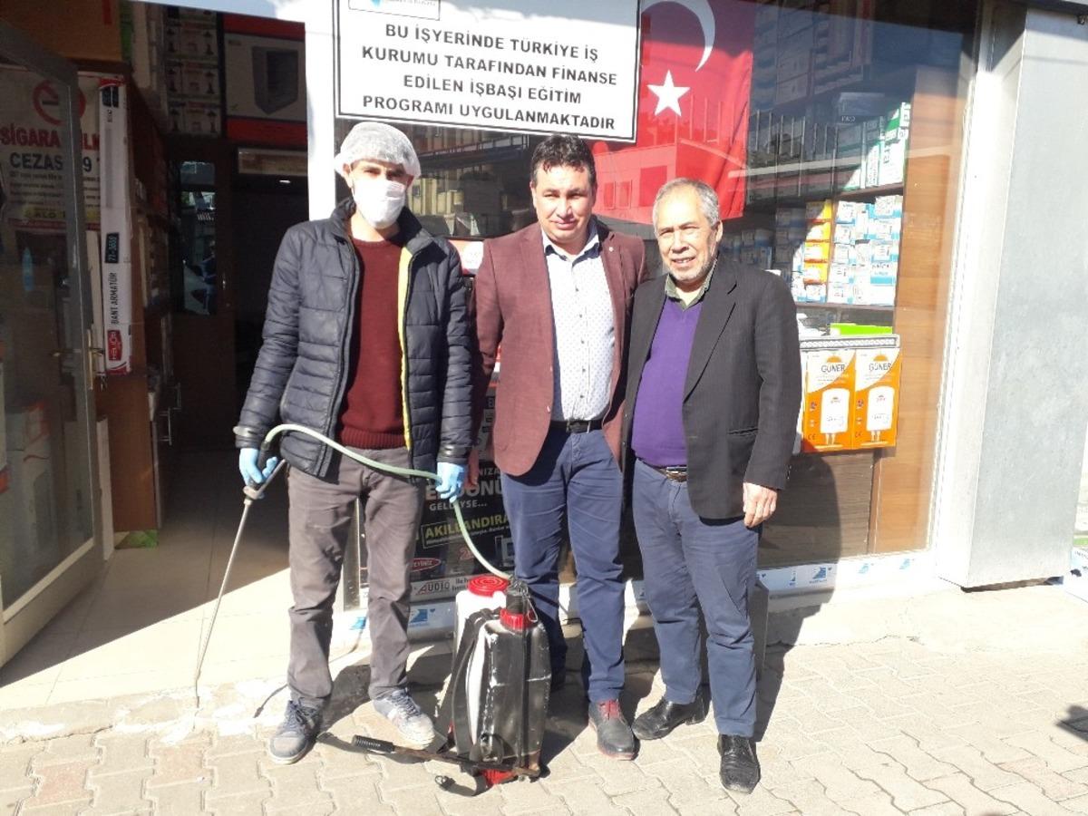 Elektrik&ccedil;iler Odası, &uuml;ye esnafların işyerlerini dezenfekte etti