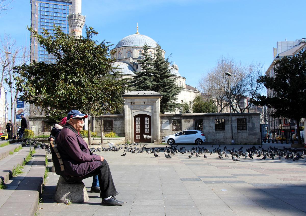 Uyarılara aldırış etmeyen yaşlı: 85 yaşındayım, kolonyayı s&uuml;r&uuml;n&uuml;p &ccedil;ıkıyorum