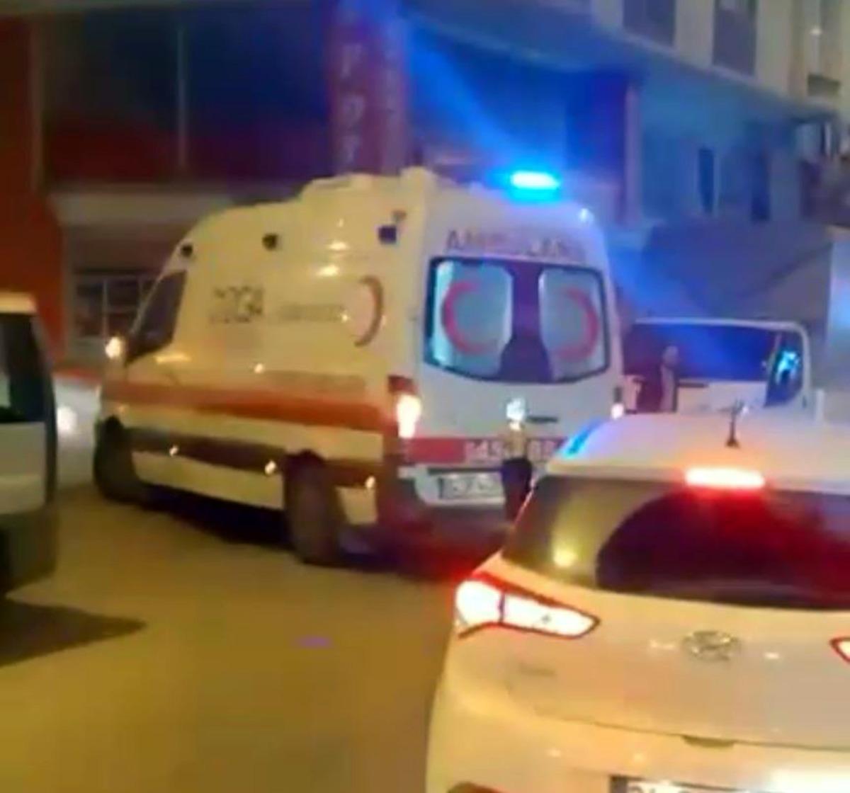 Ambulans sirenleri eşliğinde "L&uuml;tfen evinde kal" &ccedil;ağrısı