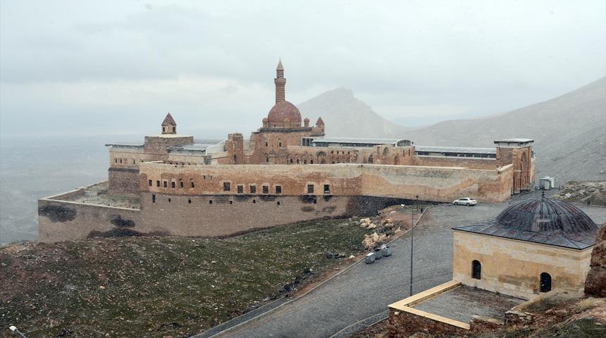 İshak Paşa Sarayı koronavir&uuml;s tebirleri kapsamında kapatıldı