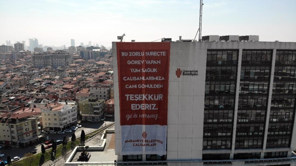 Sağlık &ccedil;alışanlarına destek i&ccedil;in a&ccedil;ılan dev pankart havadan g&ouml;r&uuml;nt&uuml;lendi