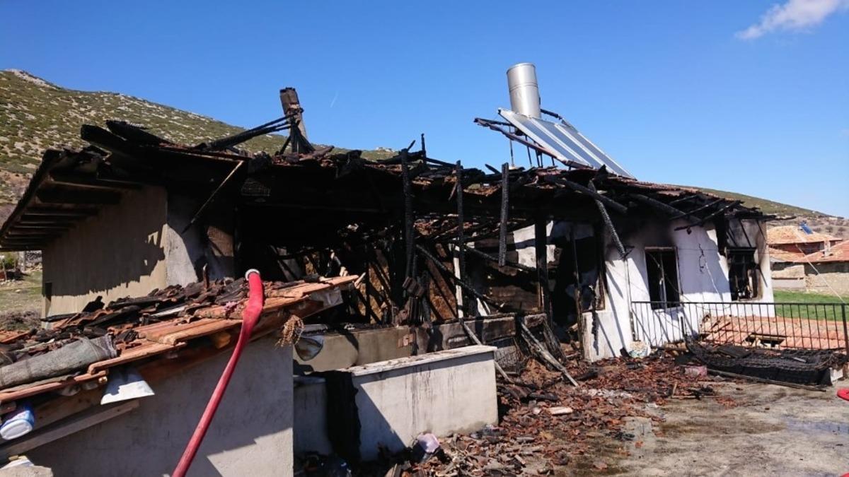Yangın sonrası ev k&uuml;le d&ouml;nd&uuml;