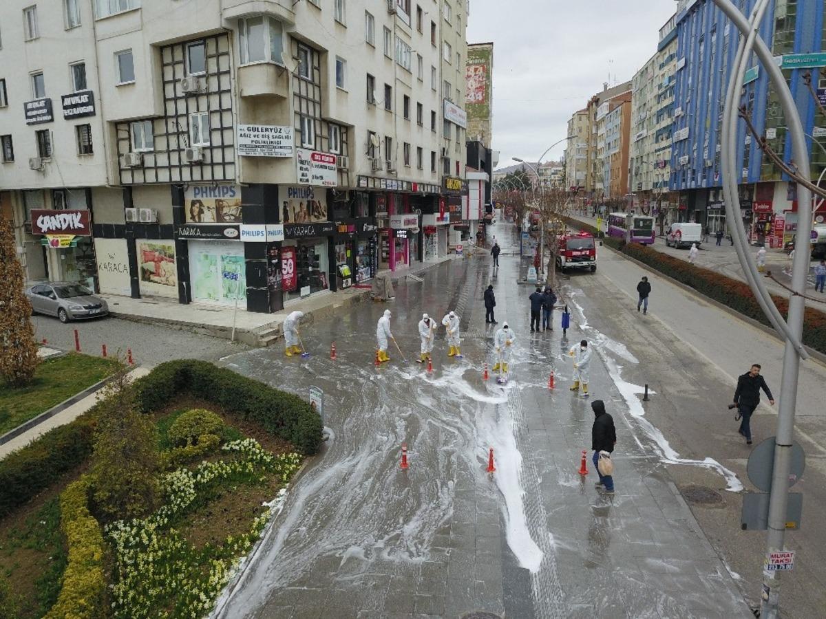 &Ccedil;orum&rsquo;da Belediye, t&uuml;m cadde ve sokakları yıkadı