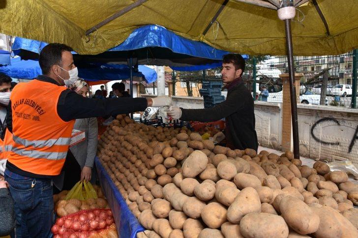 Korona virüsten korunmak için pazar esnafı ve vatandaşlara maske ve eldiven G1