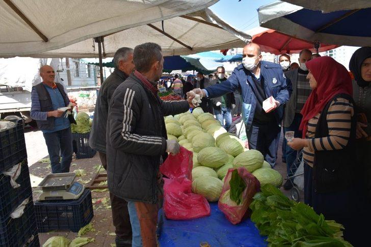 Korona virüsten korunmak için pazar esnafı ve vatandaşlara maske ve eldiven G2
