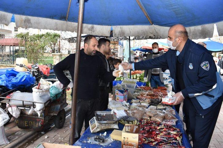 Korona virüsten korunmak için pazar esnafı ve vatandaşlara maske ve eldiven G3