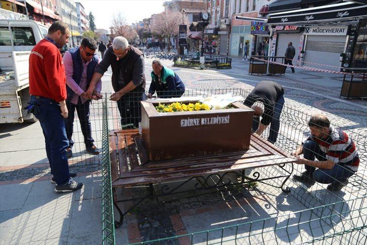 Yaşlılar "evinde kal" çağrısına uymayınca banklı çiçekliklere de tel örgü çekildi G1