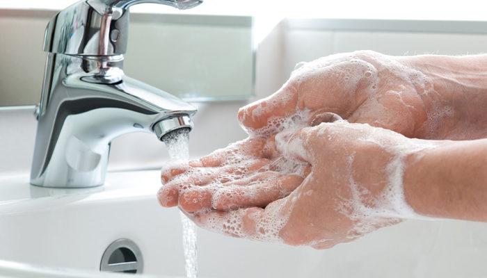 Koronavirüsten korunmak için ellerinizi sıcak suyla yıkamayın