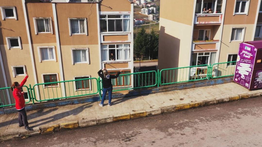 Sosyal medyadan mesaj attı, belediye balkonlara &ccedil;ıkanlara spor yaptırdı