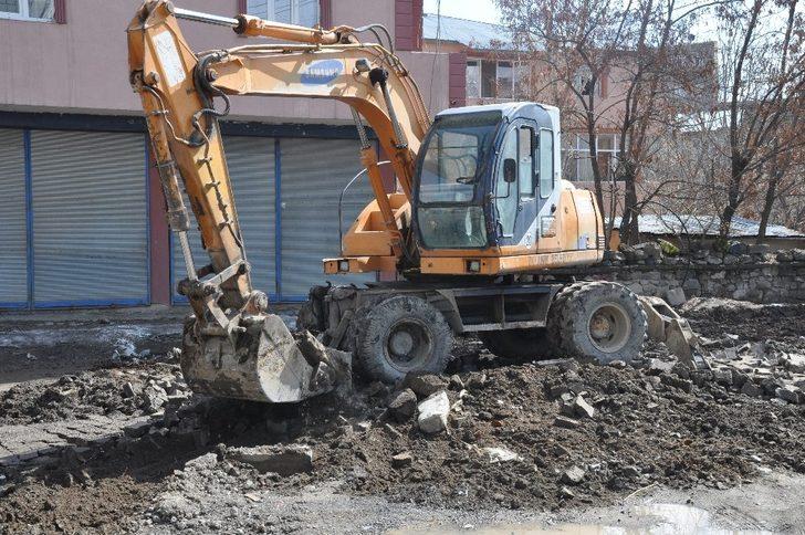 Bulanık Belediyesi bahar ayının gelmeyle birlikte yol yapım çalışması başladı G3