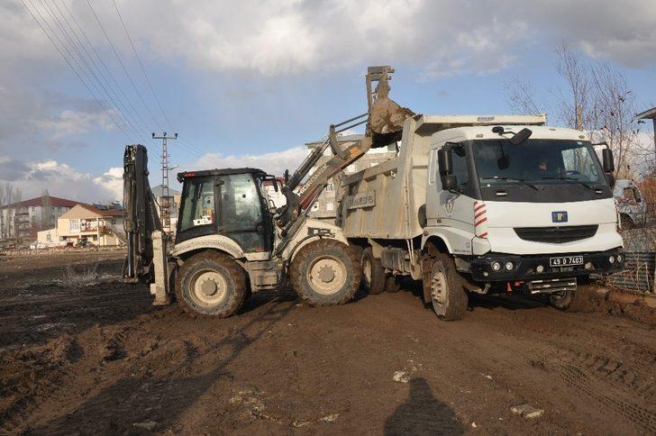 Bulanık Belediyesi bahar ayının gelmeyle birlikte yol yapım çalışması başladı G5