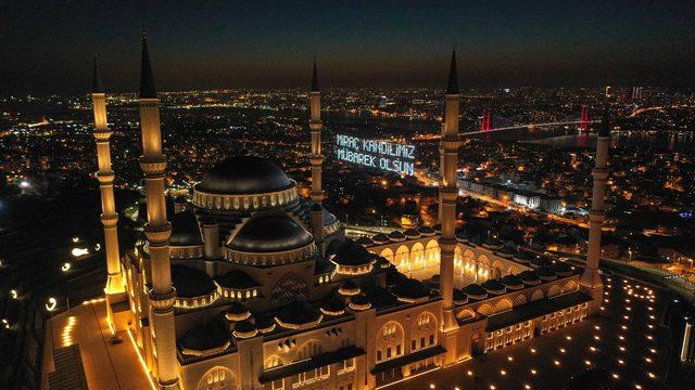 Kandil dolayısıyla Büyük Çamlıca Camisi'ne mahya asıldı