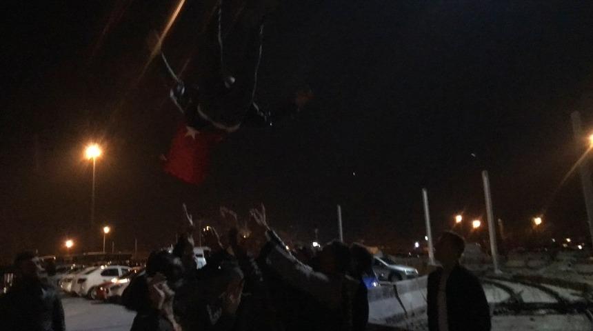 Bursa'da koronavir&uuml;s uyarılarına rağmen asker uğurlaması! 