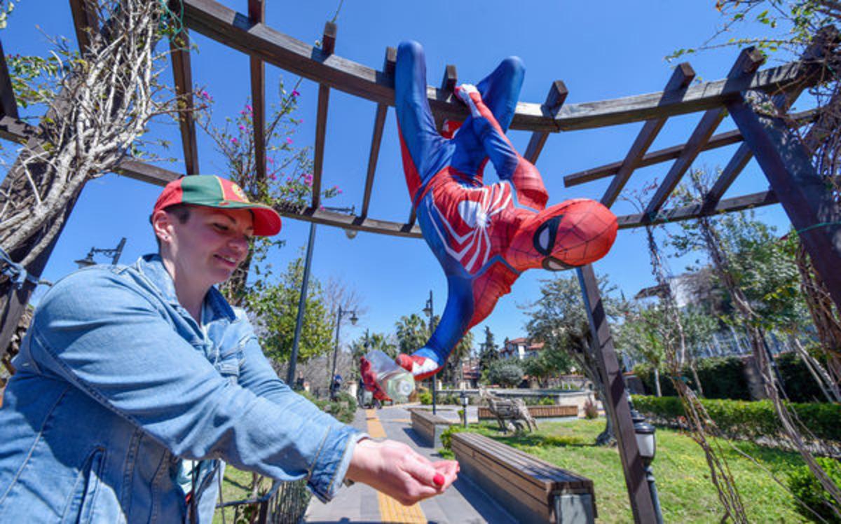 Antalya'da yaşlılara 'Spiderman' hizmeti