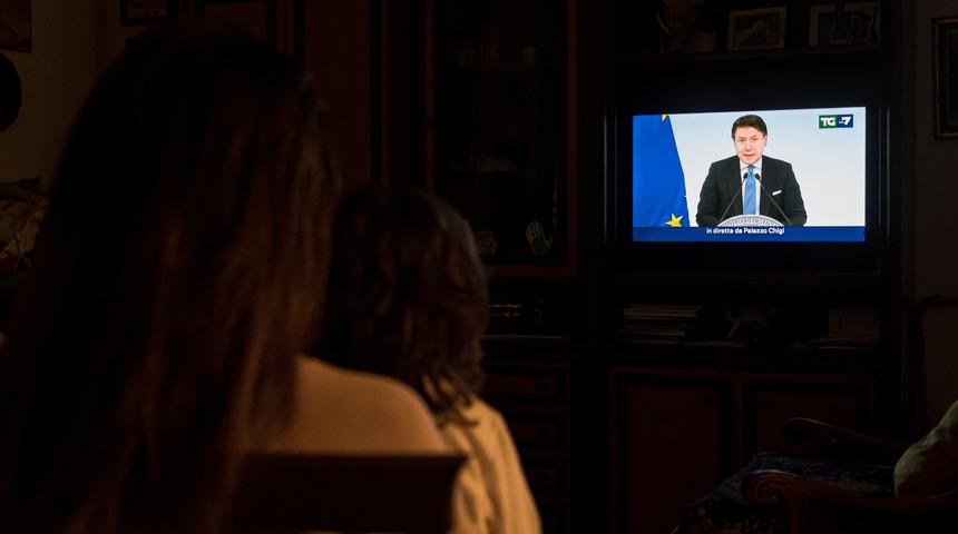 İtalya Başbakanı Giuseppe Conte duyurdu! Tedbirlere uymayanlara para cezası artırıldı